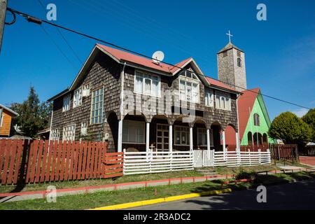 Casa monumento histórico con tous de tejas alerce, Curaco de Vélez , Región de Los Lagos, l'île de Quinchao, archipiélago de Chiloé, provincia de Chiloé, Región de Los Lagos, en Patagonie, República de Chile,América del Sur. Banque D'Images