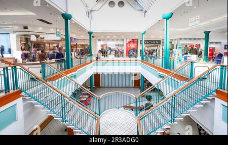 Intérieur de la galerie marchande Alberton City Mall à Johannesburg Banque D'Images