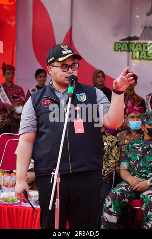 Le régent de Kediri Hanindhito Himawan Pramana (Mas Dhito) à Kirab tumpeng hasil bumi (action de grâces des agriculteurs) pour célébrer l'indépendance indonésienne Banque D'Images