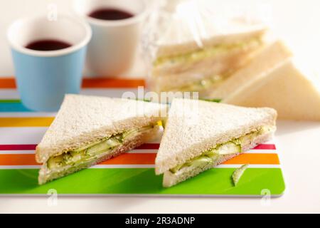 Sandwichs au concombre anglais avec aneth, moutarde, fromage à la crème sur pain grillé Banque D'Images