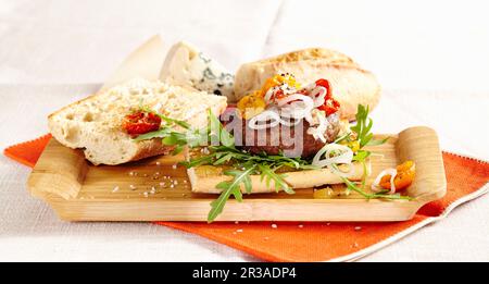 Cheeseburger de style français avec Roquefort, légumes rôtis et moutarde aux figues Banque D'Images