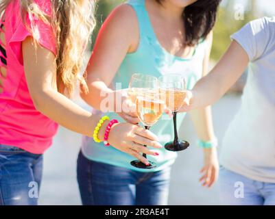 Les filles ayant le plaisir de boire du champagne et de célébrer un anniversaire ou jeune fille de fête Banque D'Images