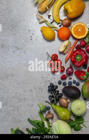 Un arrangement de fruits avec des légumes et des champignons Banque D'Images