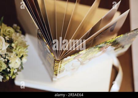 Livre photo de mariage pour plusieurs pages, vue du dessus Banque D'Images