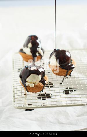 Mini-muffins aux amandes avec glace à la vanille et sauce au chocolat Banque D'Images