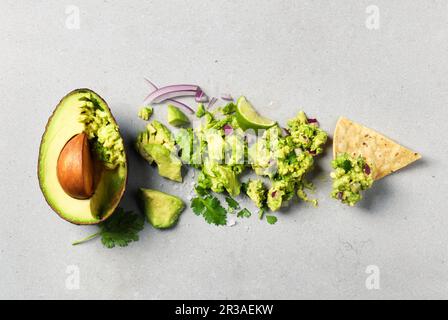 Transition d'Avocado à Guacamole sur une puce de tortilla de maïs Banque D'Images