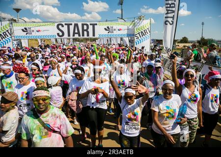 Soweto, Afrique du Sud, le 17 avril 2017, diverses personnes s'exécutant dans la Color Run Marathon de Soweto Banque D'Images