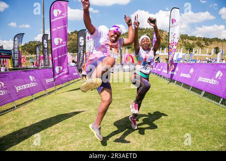 Divers participants au Color Run Marathon de Soweto Banque D'Images