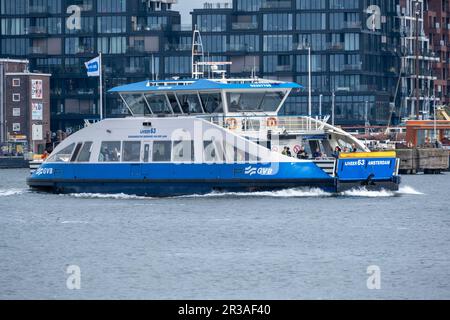 Amsterdam, pays-Bas - 8 septembre 2022 : un traversier GVB traversant la rivière IJ Banque D'Images