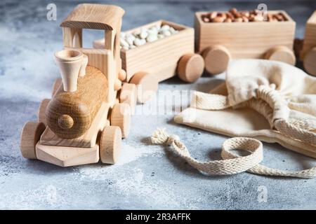 Jouets en bois pour enfants. Train en bois pour enfants avec wagons. Kit de construction en bois naturel. Éducationa Banque D'Images