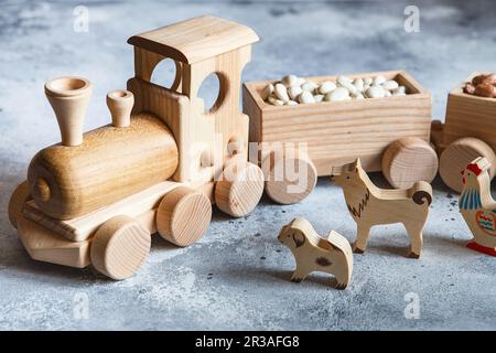 Jouets en bois pour enfants. Train en bois pour enfants avec wagons. Kit de construction en bois naturel. Éducationa Banque D'Images