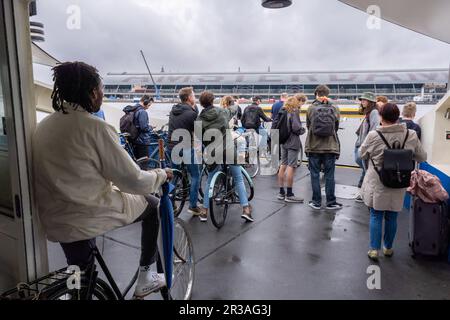 Amsterdam, pays-Bas - 8 septembre 2022 : personnes à l'intérieur d'un traversier GVB Banque D'Images