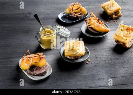 Himmel un Äd (pudding noir, oignons frits et purée de pommes de terre avec sauce aux pommes) et un pain de seigle avec fromage et un pot de moutarde Banque D'Images