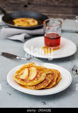 Crêpes au sirop d'Apple Banque D'Images