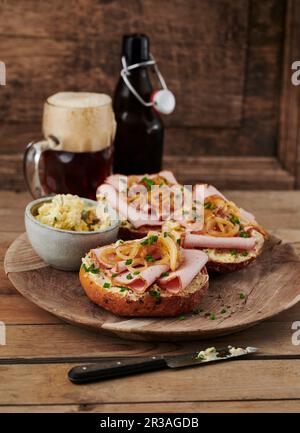 Petits pains nappés de Leberkäse (viande de bœuf et de porc) et de beurre à la ciboulette, à l'oignon et à la moutarde Banque D'Images