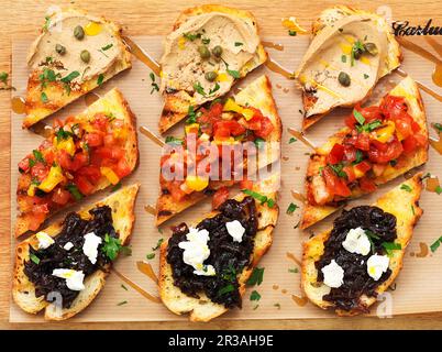 Bruschetta au thon, aux tomates et à la tapenade Banque D'Images