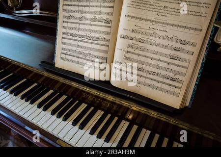 Teclas de piano y partitura, Edificio de estilo modernista de CAN Prunera, Soller, Sierra de Tramuntana, Majorque, iles baléares, espagne, europe. Banque D'Images