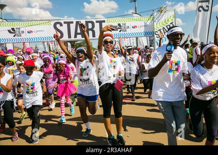 Soweto, Afrique du Sud, le 17 avril 2017, diverses personnes s'exécutant dans la Color Run Marathon de Soweto Banque D'Images