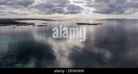 Îlot de Na Guardis avec l'archipel de Cabrera en arrière-plan, Colònia de Sant Jordi, ses Salines, Majorque, Iles Baléares, Espagne. Banque D'Images