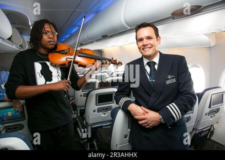 Musicien africain jouant un violon à bord d'un Airbus A380 Banque D'Images