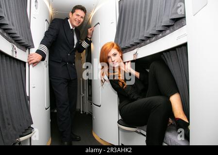 Les agents de bord dans les chambres d'équipage à bord d'un Airbus A380 Banque D'Images