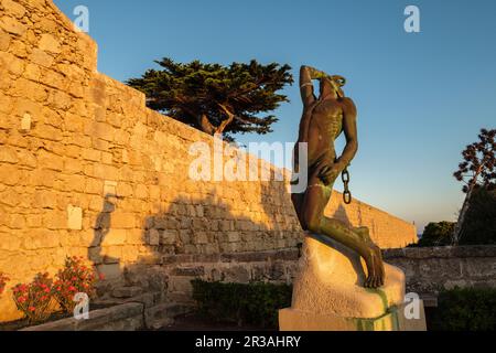 Fidelius, escultura en bronce dedicada un pasteur, Koch, Finlay y ferran, obra de Manuel Ramos González, Isla del, Illa del Lazareto Llatzeret, interior del Puerto de Mahón, Minorque, Iles Baléares, Espagne. Banque D'Images