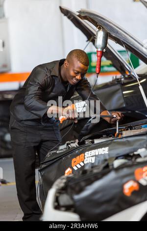 Atelier de réparation et de diagnostic des véhicules automobiles par les mécaniciens en service en ville Banque D'Images