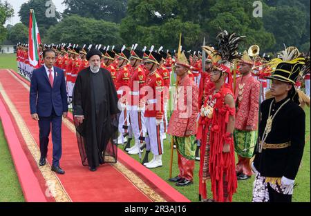 Bogor, Indonésie. 23rd mai 2023. Le Président indonésien Joko Widodo (L) tient une cérémonie de bienvenue pour avoir rendu visite au Président iranien Ebrahim Raisi avant leurs entretiens au Palais présidentiel de Bogor, Indonésie, 23 mai 2023. Credit: Zulkarnain/Xinhua/Alamy Live News Banque D'Images