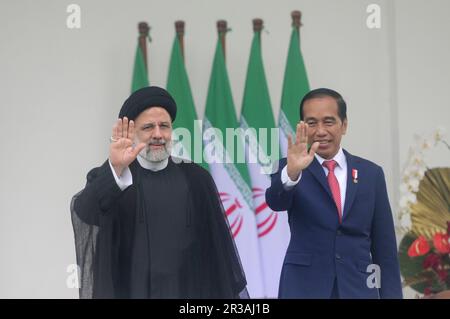 Bogor, Indonésie. 23rd mai 2023. Le Président indonésien Joko Widodo (R) et le Président iranien Ebrahim Raisi se sont enlais devant des journalistes au Palais présidentiel de Bogor, en Indonésie, au 23 mai 2023. Credit: Zulkarnain/Xinhua/Alamy Live News Banque D'Images