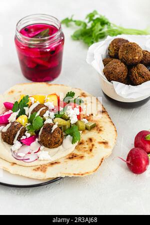 Pain pita avec falafel, houmous et légumes Banque D'Images