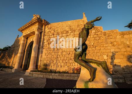 Fidelius, escultura en bronce dedicada un pasteur, Koch, Finlay y ferran, obra de Manuel Ramos González, Isla del, Illa del Lazareto Llatzeret, interior del Puerto de Mahón, Minorque, Iles Baléares, Espagne. Banque D'Images