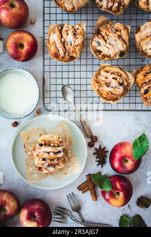 Muffins à la pomme et aux noisettes sur une grille de refroidissement Banque D'Images