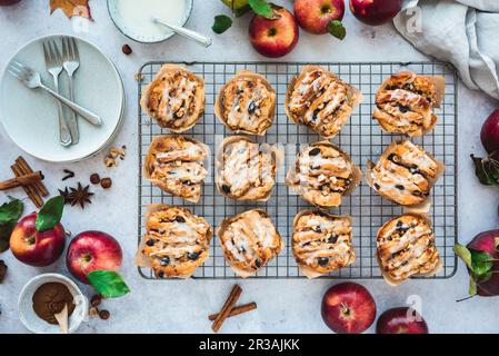 Muffins à la pomme et aux noisettes sur une grille de refroidissement Banque D'Images