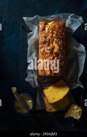 pain de maïs fraîchement cuit avec oignon de printemps et fromage, vue d'en haut. Banque D'Images