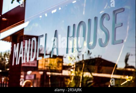 Fenêtre en verre à l'extérieur de la maison de Nelson Mandela dans la rue Vilakazi Soweto Banque D'Images