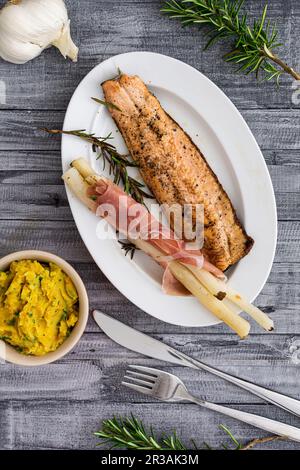 Mulet rouge avec asperges Banque D'Images