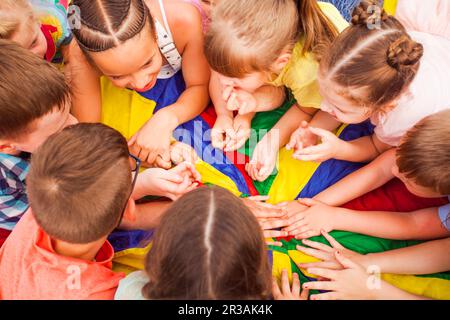 Vue de dessus enfants en cercle, discuter Banque D'Images