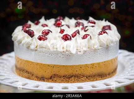 Gâteau de mousse à la citrouille de Noël et aux canneberges Banque D'Images