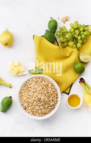 Petit-déjeuner avoine avec raisins, féijoa, limes, bananes et poires Banque D'Images