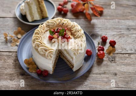 Gâteau à la crème aux pommes et aux amandes vegan, au caramel de datte et aux mini-pommes, tranché Banque D'Images