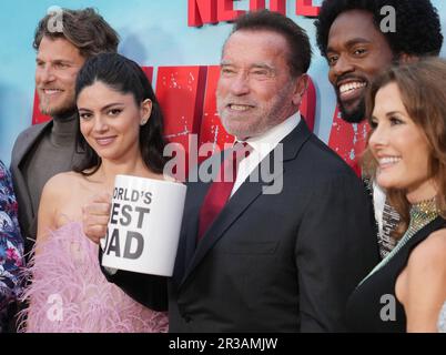 (G-D) Travis Van Winkle, Monica Barbaro, Arnold Schwarzenegger, Milan carter, Fabiana Udenio à la première FUBAR Los Angeles de Netflix tenue au Grove à Los Angeles, CA, lundi, ?22 mai 2023. (Photo de la Sathanlee B. Mirador/Sipa USA) Banque D'Images