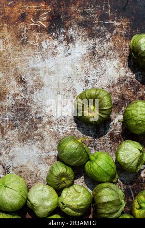 Tomatillos sur une surface rouillée Banque D'Images