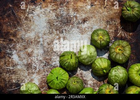 Tomatillos sur une surface rouillée Banque D'Images