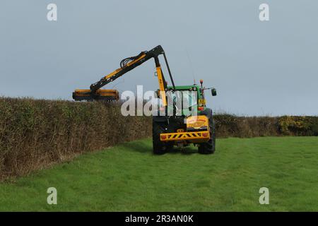 John Deere 6930 Premium avec un haie McConnel PA7775T travaillant dans un champ nord-irlandais Banque D'Images