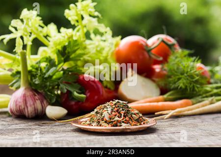 Assiette avec mélange de condiment de légumes pour soupe Banque D'Images