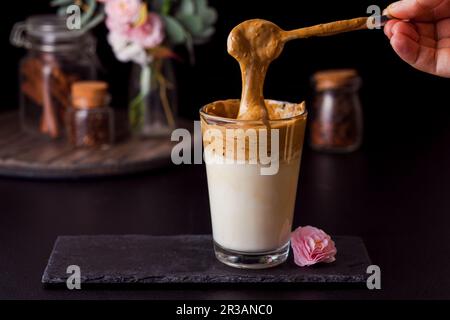 Café instantané et moelleux au lait froid dans une tasse en verre Banque D'Images