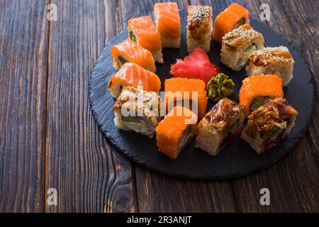 L'assiette avec différents petits pains à sushis sur la table en bois Banque D'Images