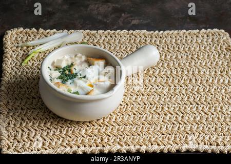 Changua - soupe colombienne aux œufs et au lait (soupe typique pour le petit déjeuner à Bogota) Banque D'Images