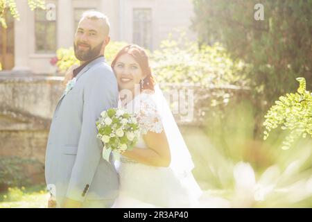 Je viens de me marier avec un couple hippster amoureux dans une robe de mariage et un costume dans le parc. Bonne marche pour les mariés Banque D'Images