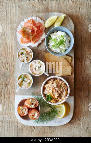 Assiette de fruits de mer avec saumon et crevettes Banque D'Images